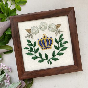 【刺繍キット】王冠の刺繍フレーム -青-