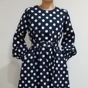 涼しくて軽やかな長袖の紺色の水玉ワンピース