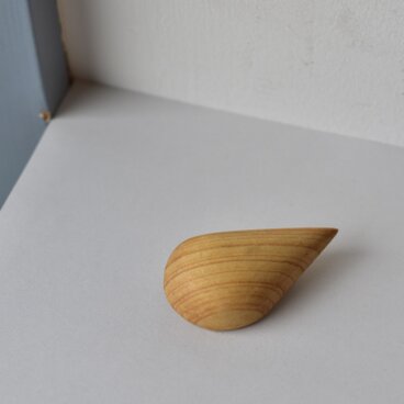 【 木工 】 ウッド・ドロップな松の木のブローチ　オイル仕上げ