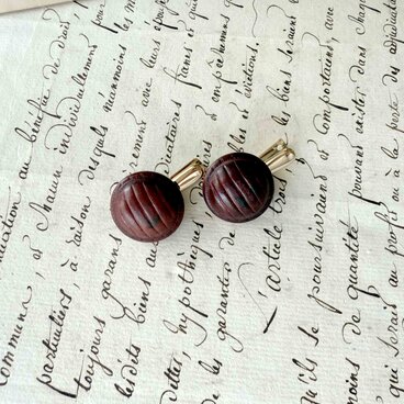 フランスアンティークボタンスカーフ留め／シック赤ボタン２個
