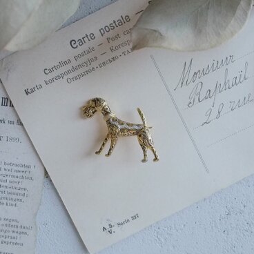 スペインの小さな犬のブローチ