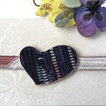 裂き織りのハート型帯留め（紺）