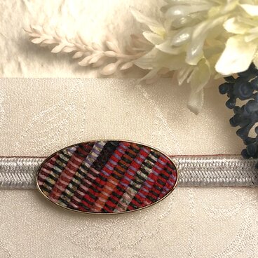 裂き織りの楕円型の帯留め（赤）