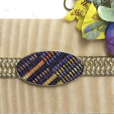 裂き織りの楕円型の帯留め（紫）
