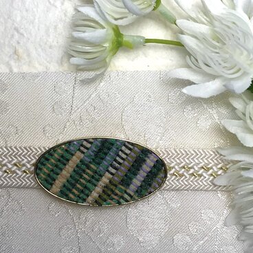 裂き織りの楕円型の帯留め（緑色）