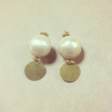 コットンパールと真鍮のまんまるピアス