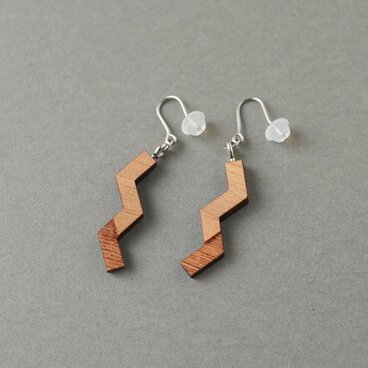 【木ｔｃｈ】クルミの木・ピアス（ハング）ピンキング
