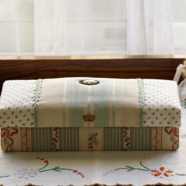 布箱　幅広リボン　ツバメ　王冠