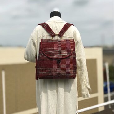 しっかりした裂き織りの被せ蓋付きリュック（赤）