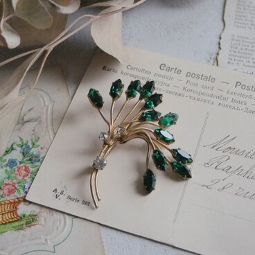 グリーンのガラスの木の葉ブローチ