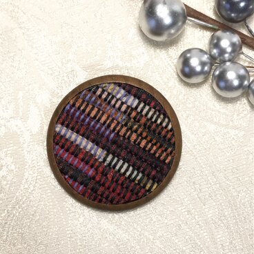 軽くて素敵な裂き織りブローチ（台枠は木製）（赤）