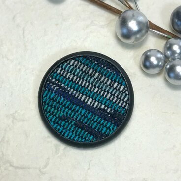 軽くて素敵な裂き織りブローチ（台枠は木製）（ターコイズブルー）