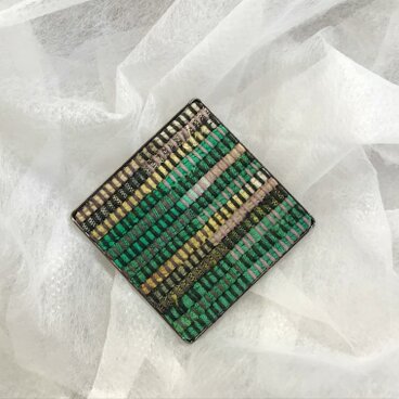 大きめでペンダントにもなる素敵な裂き織りのスクエア型ブローチ（緑色）