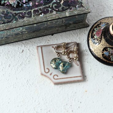 チェコガラスビーズ　ささやかなきらめきの三日月のイヤリング　ブルー＋ゴールド