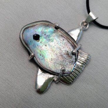 パウアシェルのマンボウペンダント