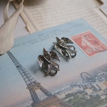 こぶりな鳥のマーカサイトイヤリング