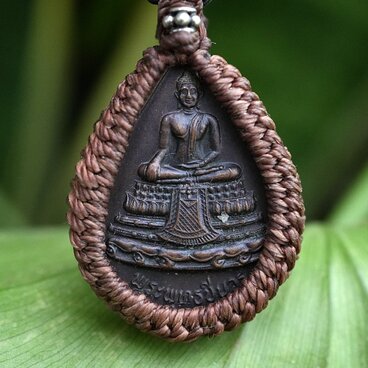 細やか彫刻★仏陀様　マクラメネックレス2441