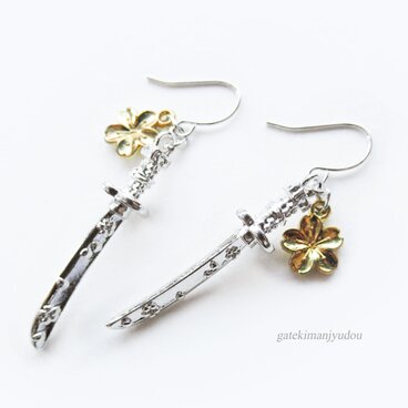 日本刀と桜のピアス【イヤリング変更可】