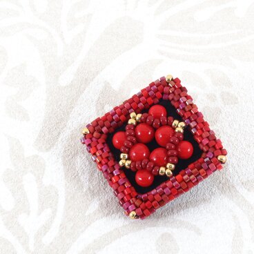 Square　ビーズ刺繍のブローチ　B