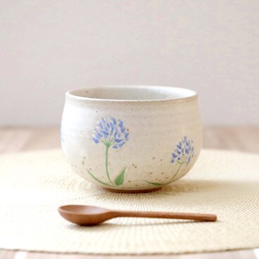 ころんと丸い彫り模様のお湯のみ アガパンサスのイメージ