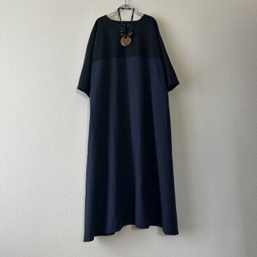 バイカラーのロングワンピース　コットンリネン　ネイビー&ブラック
