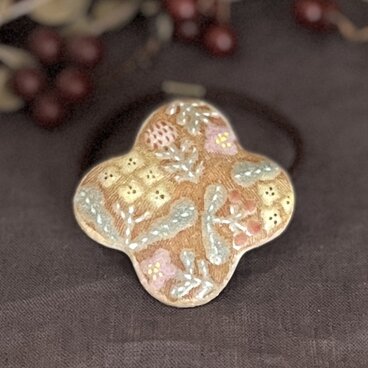 陶器ヘアゴム　クローバー型 花模様　一点物　『Floral Pattern』