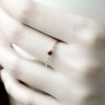 深紅 ガーネットのリング ピンキーリング　重ね付けにも～1月誕生石 リニューアル