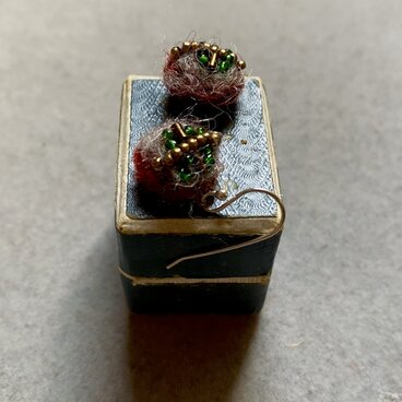 小粒のふわふわなピアス