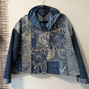 古布リメイク　 型染の刺し子ミニフードジャケット　古布　着物リメイク　藍染　着物リメイク