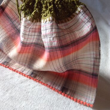 チェックシアー　ふち編み巾着