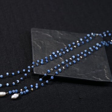 カイヤナイトとグレーパールのコードラリエット