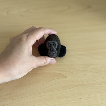 ゴリラの子の顔ブローチ