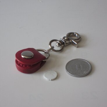 ■YKKapシールキー用ホルダー：紅赤 ■革部分 約Ｗ20ｘＤ12（ボタン含）ｘＨ22.5のコピーのコピー