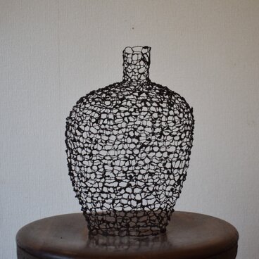 ワイヤーワークオブジェ　左右非対称偏平細口瓶型