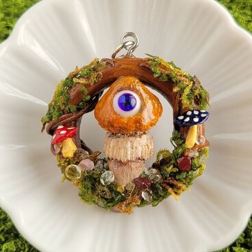 好奇心旺盛な森のきのこ　　大きめペンダント　