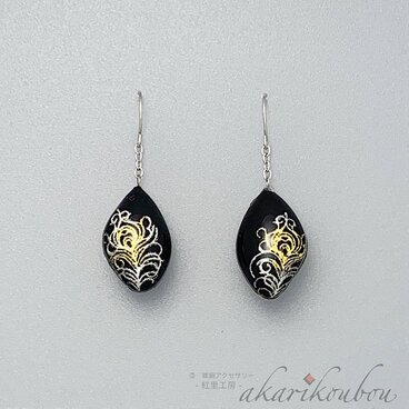 【Pt900】羽根模様 黒漆と瑠璃色螺鈿ピアス プラチナ箔 純金箔 漆アクセサリー：プラチナピアス 金沢漆器 螺鈿ジュエリー
