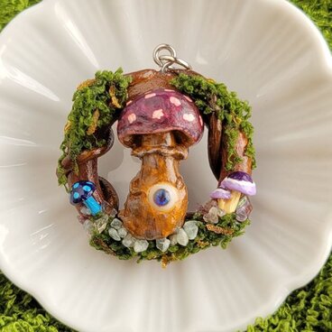 遊びに出かけた森のきのこ　大きめペンダント