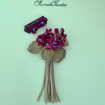 レッドパープルのパンジー コサージュとイヤリングのセット