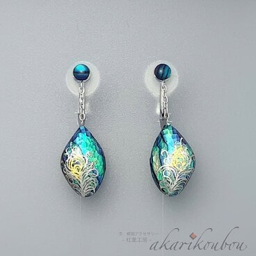 【sv925】羽根模様 瑠璃色螺鈿と黒漆イヤリング 漆 プラチナ箔 純金箔 漆アクセサリー：silver925 螺鈿ジュエリー
