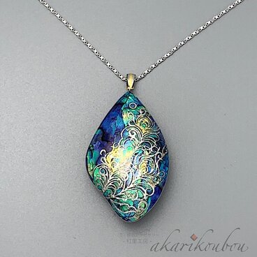 【sv925】羽根模様 瑠璃色螺鈿と黒漆のリバーシブルペンダント 螺鈿 純金箔 プラチナ箔： 金沢漆器 箔工芸 螺鈿ジュエリー