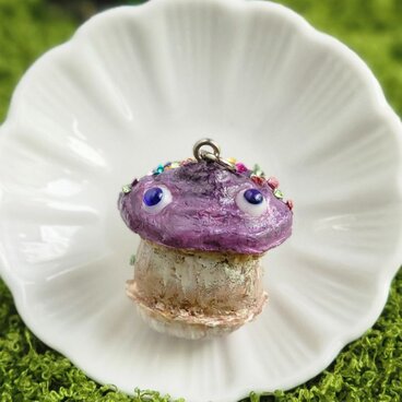 宝石が生えた森のきのこ　大きめペンダント