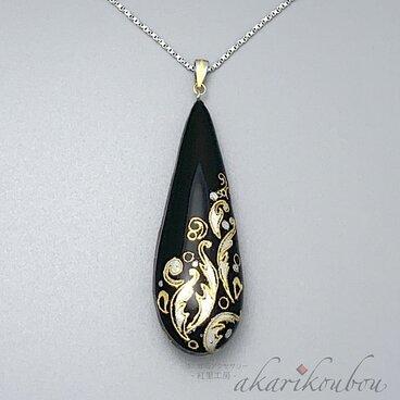 【sv925】羊歯模様 黒漆と瑠璃色螺鈿のリバーシブルペンダント 螺鈿 純金箔 プラチナ箔： 金沢漆器 箔工芸 螺鈿ジュエリー