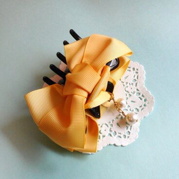 グログランとコットンパールのバンスクリップ（クリームイエロー）ゆらゆらパール