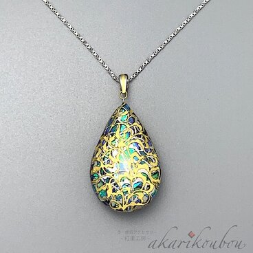 【sv925】唐草模様 箔かさね 瑠璃色螺鈿と黒漆のリバーシブルペンダント 螺鈿 純金箔 プラチナ箔：金沢漆器 螺鈿ジュエリー