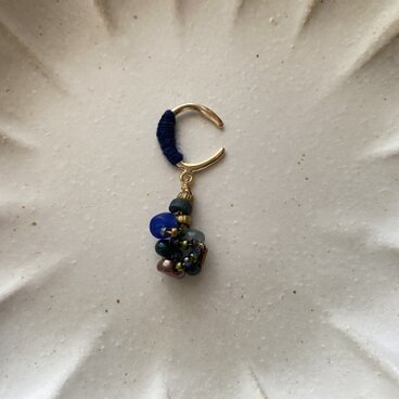 粒々ビーズと藍染め糸のイヤカフ・青系