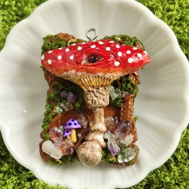 額から飛び出す森のきのこ　大きめペンダント