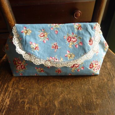 フレンチローズ柄のぷっくりした巾広ポーチ（送料無料)