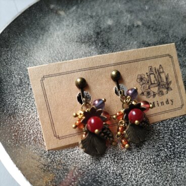 森の奥で見つけた、小さな木の実とイチョウ葉のアンティークゴールドイヤリング　2104425