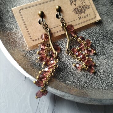 パープルの木の実が連なるアンティーク調イヤリング　2104825