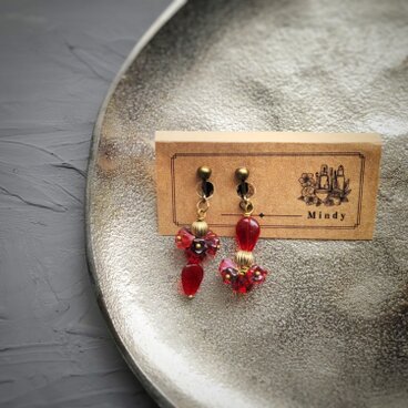 おとぎ話の庭に咲く、赤い花のアンティークゴールドイヤリング　2105125